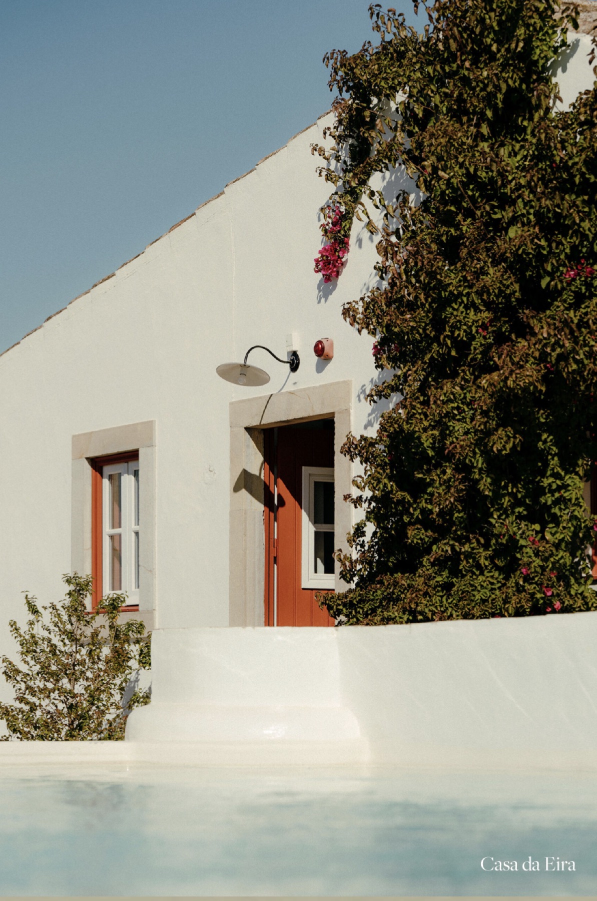 The whitewashed Portuguese house beside the pool at Quinta do Pinheiro